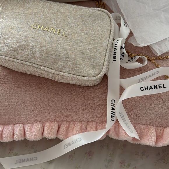 Chanel white & gold Women's travel make up cosmetic Bag - Picture 2 of 5